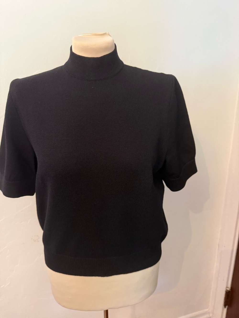 St. John Black Short-Sleeve Turtleneck Sweater size Medium
